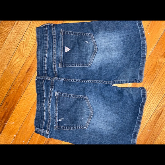 Guess shorts barley worn - Picture 3 of 3